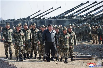View - 	Nhà lãnh đạo Triều Tiên Kim Jong Un chỉ đạo tập trận pháo binh